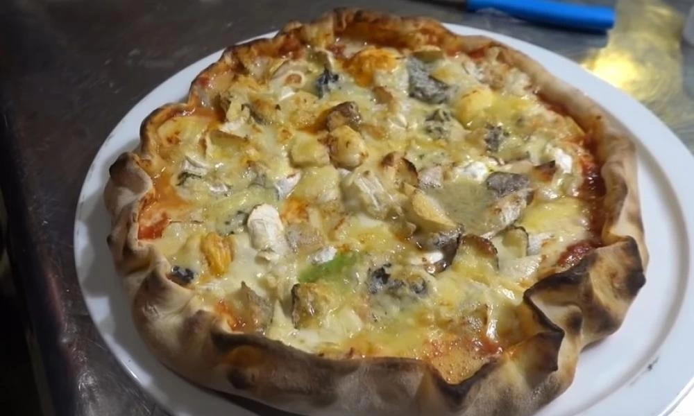 Ρεκόρ Γκίνες: Γάλλος σεφ έφτιαξε πίτσα 30 εκ. με... 254 τυριά!